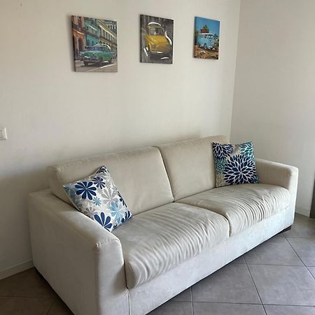 Dolcecasaleogiu Con Parcheggio Coperto Gratuito Apartment Vitinia Bagian luar foto