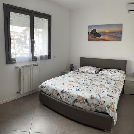 Dolcecasaleogiu Con Parcheggio Coperto Gratuito Apartment Vitinia Bagian luar foto