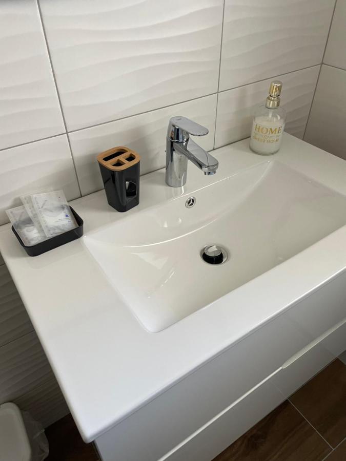 Dolcecasaleogiu Con Parcheggio Coperto Gratuito Apartment Vitinia Bagian luar foto